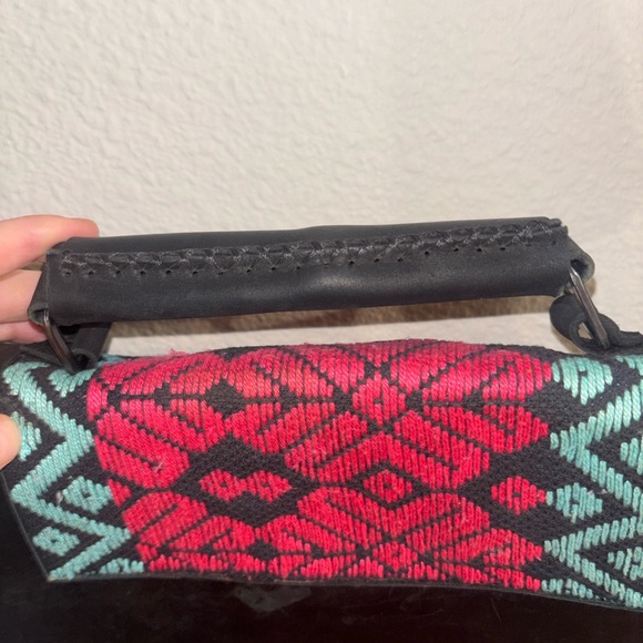 Elegant Black leather Crossbody Bag with Red and Teal Pattern - Picture 3 of 9